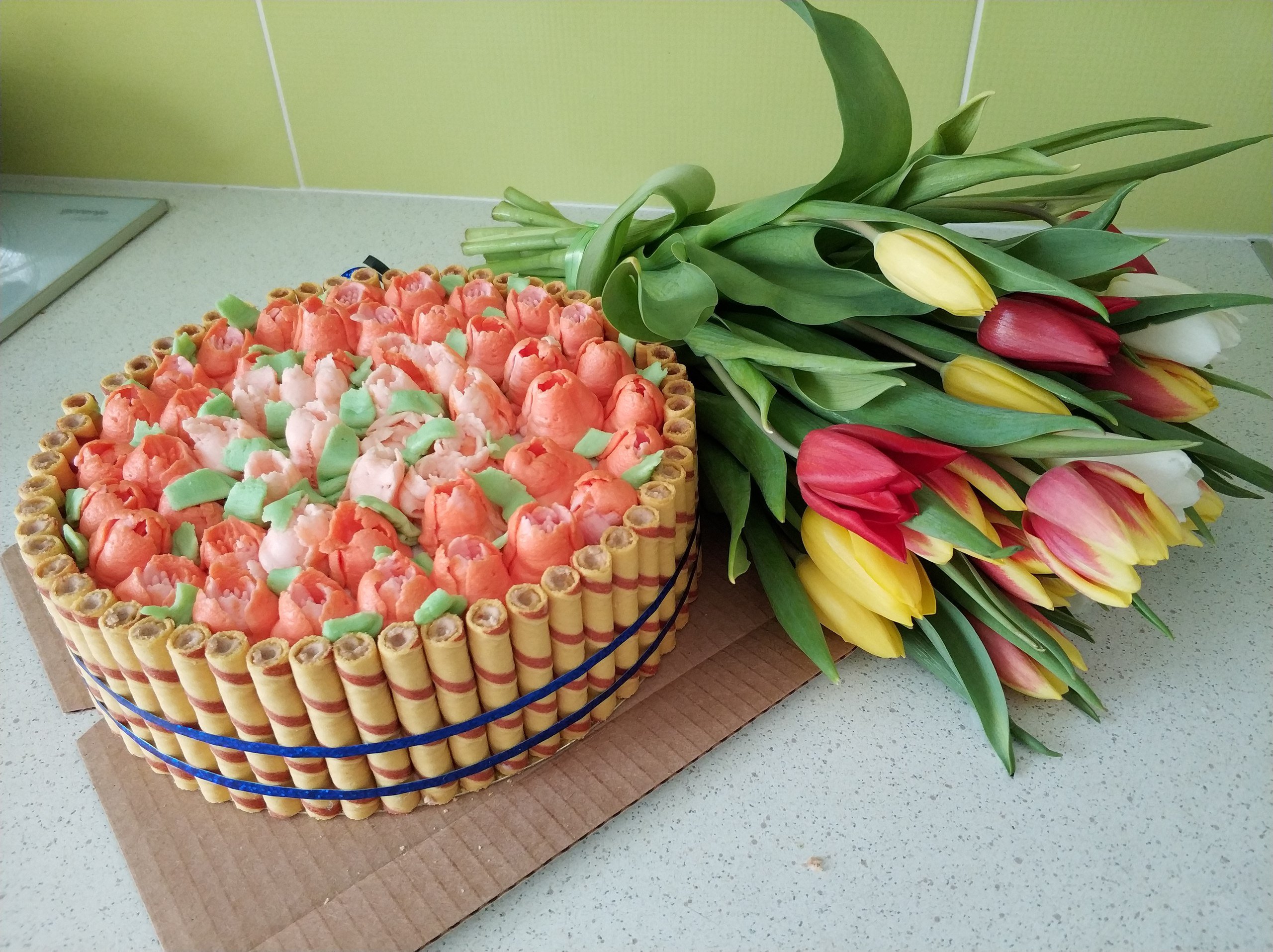Домашний торт корзина с тюльпанами на 8 марта в разрезе