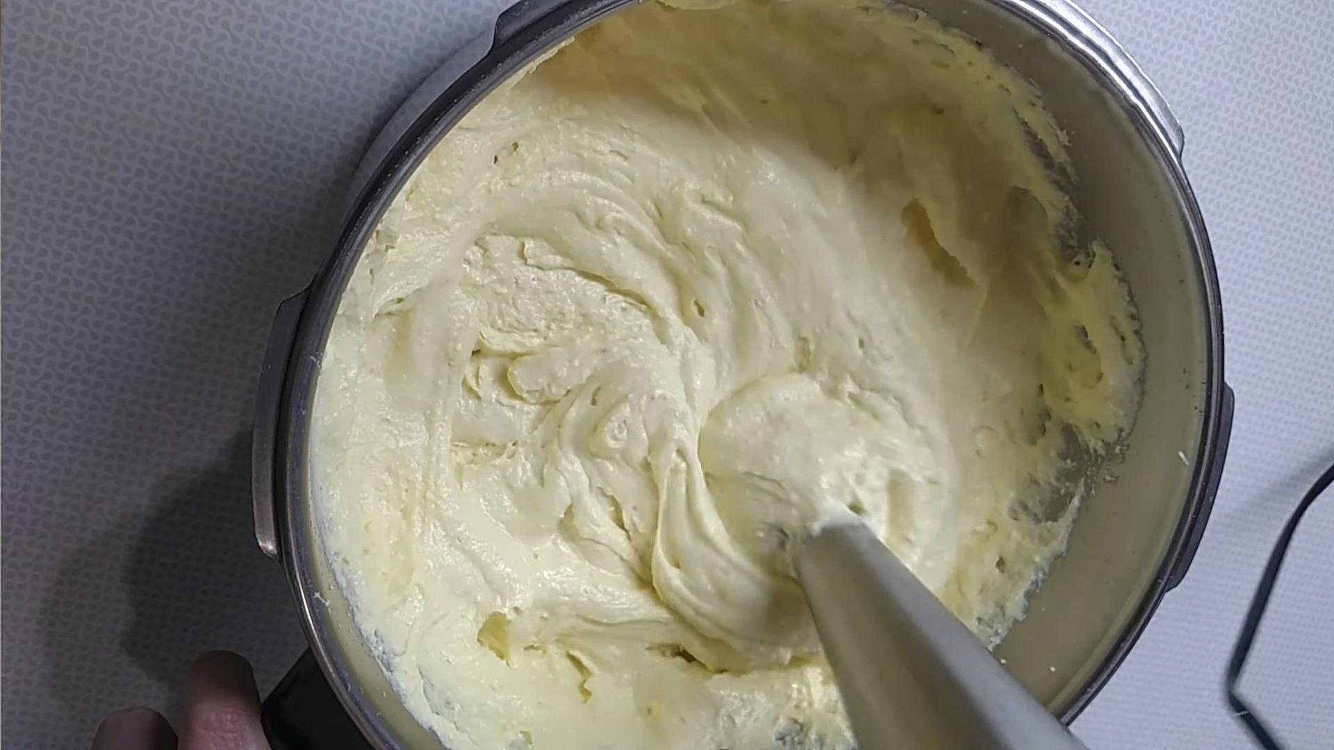 Крем из творожного сыра и сгущенки. Заварной крем с творогом для торта. Творожно масляный крем. Крем для торта из творожного сыра. Крем творожный крем масло сливочное сгущенка