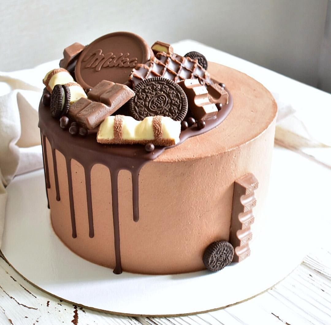Торт с шоколадным кремовым покрытием и шоколадным декором