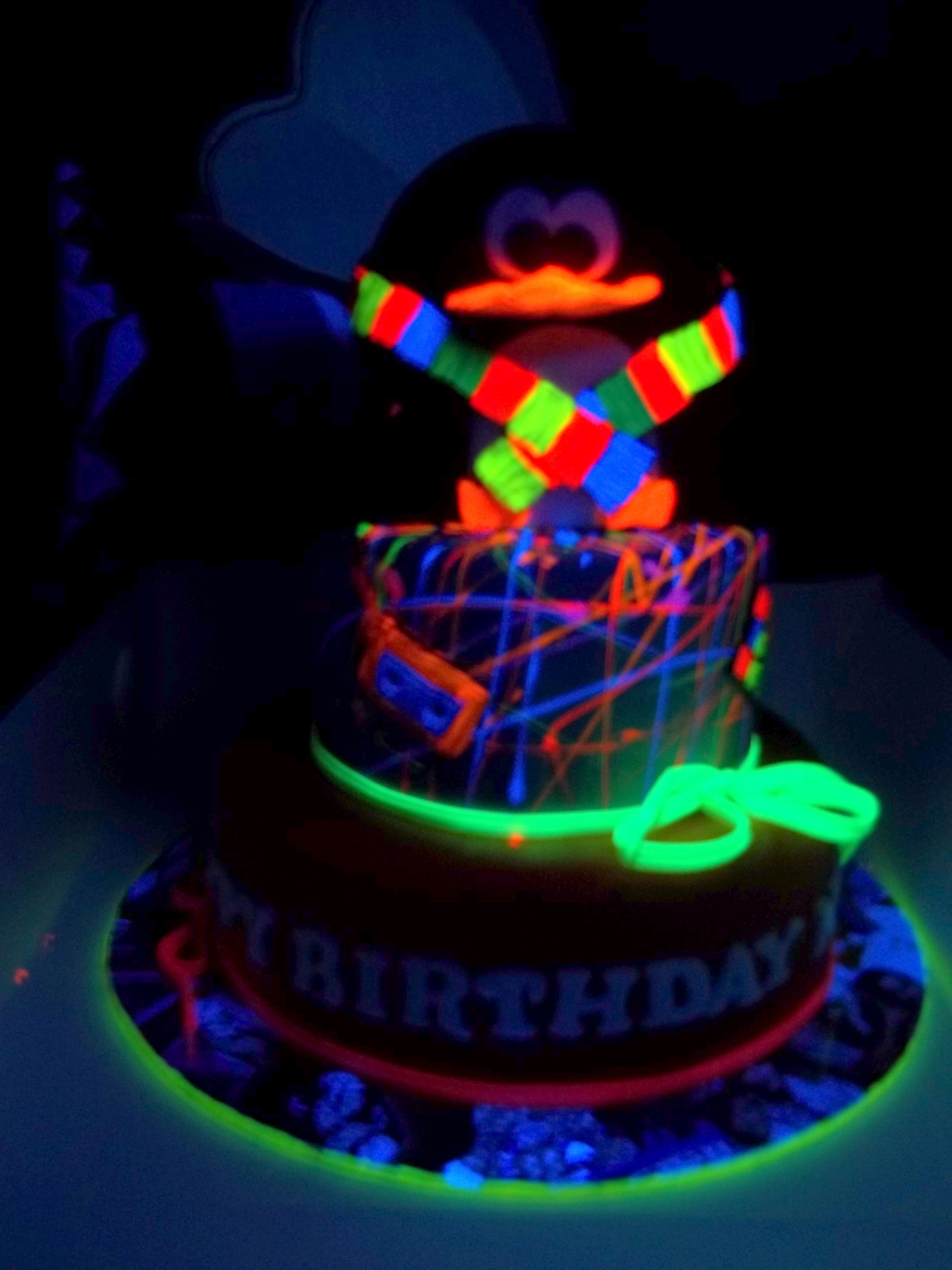 Неоновый торт. Торт неоновый на день рождения. Торт в неоновом стиле. Торт на неоновую вечеринку.