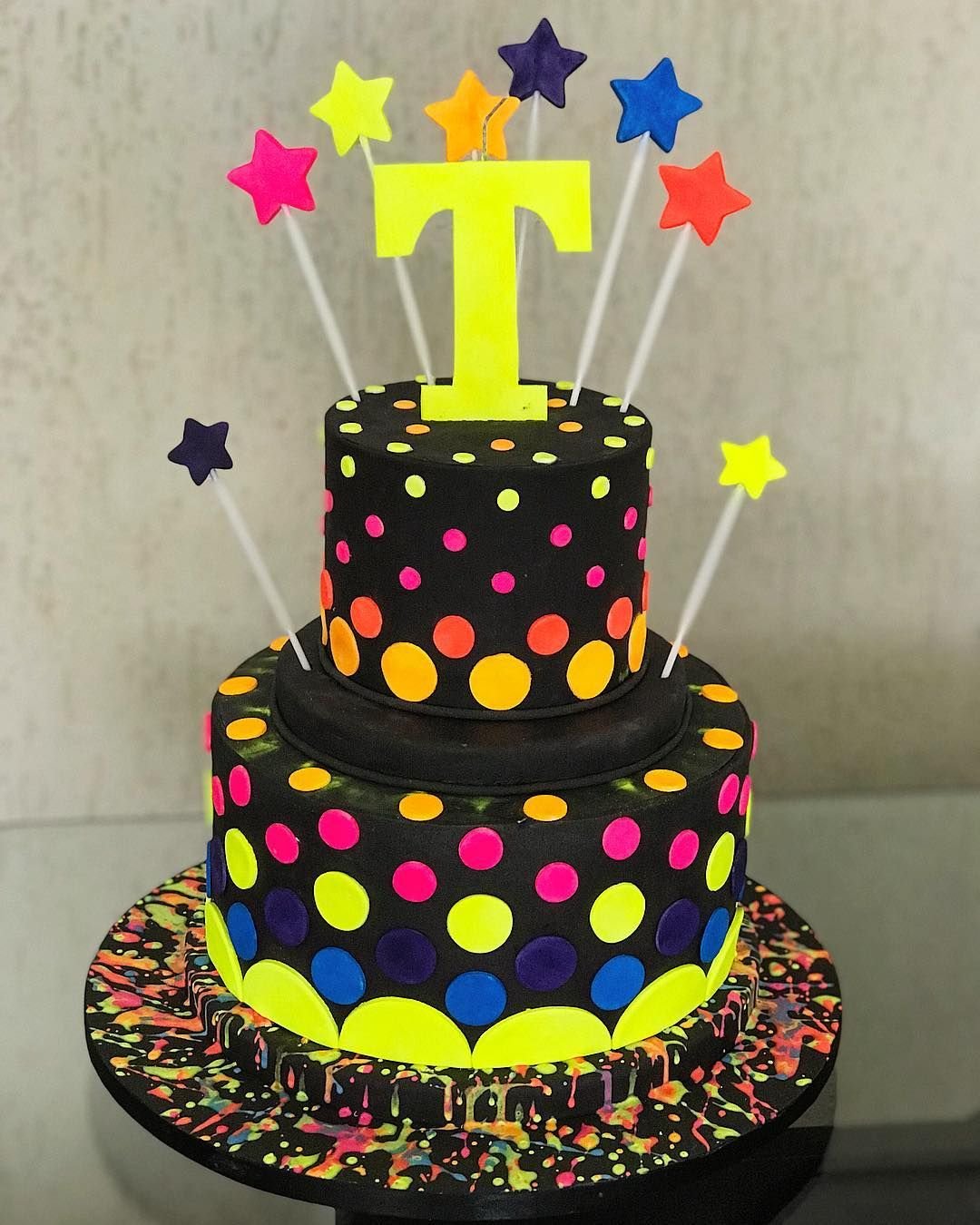 Неоновый торт. Торт в стиле неоновой вечеринки. Торт неоновый на день рождения. Неоновая вечеринка для детей торт.