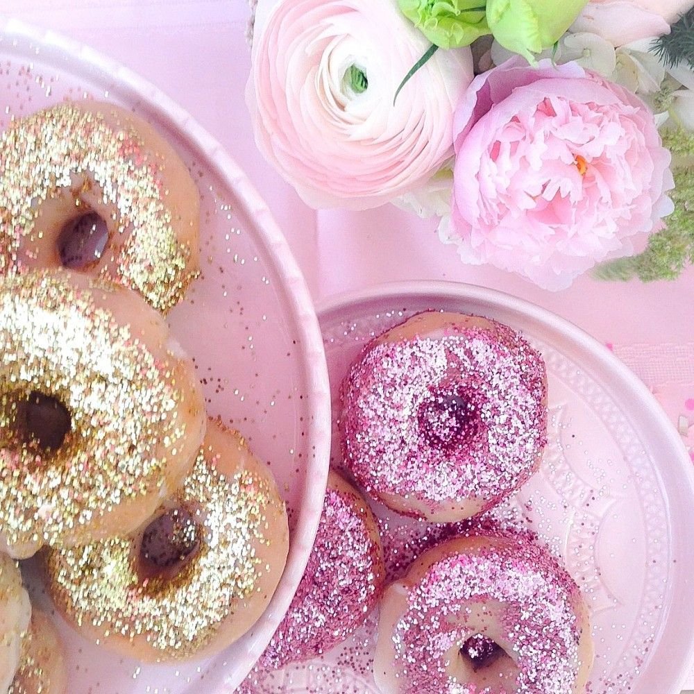 Розовое съедобное. Пончик розовый. Сладости розовый. Красивые пончики. Розовый пончик со сладостями.
