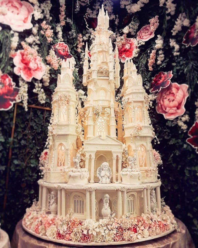 Огромный свадебный торт