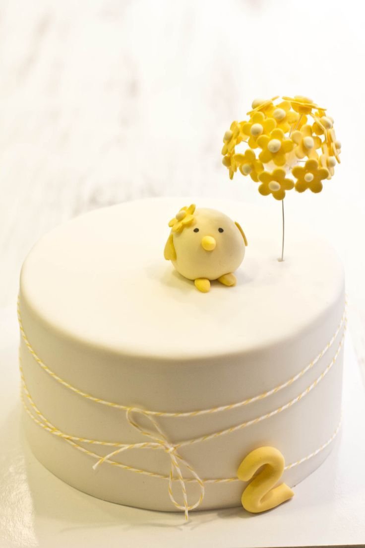 Торт для девочки желтый декор