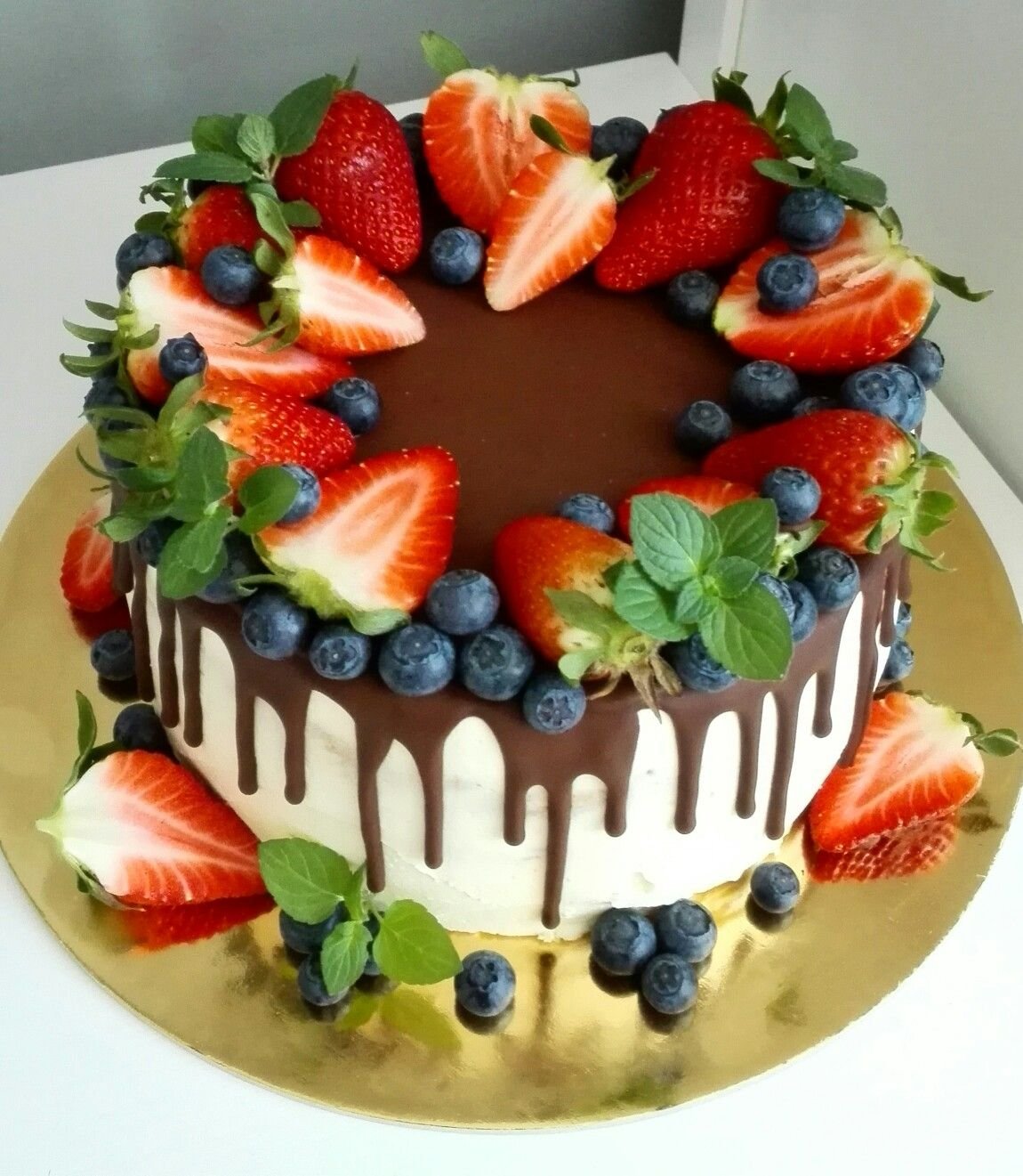 Украшение торта фруктами и шоколадом (53 фото)