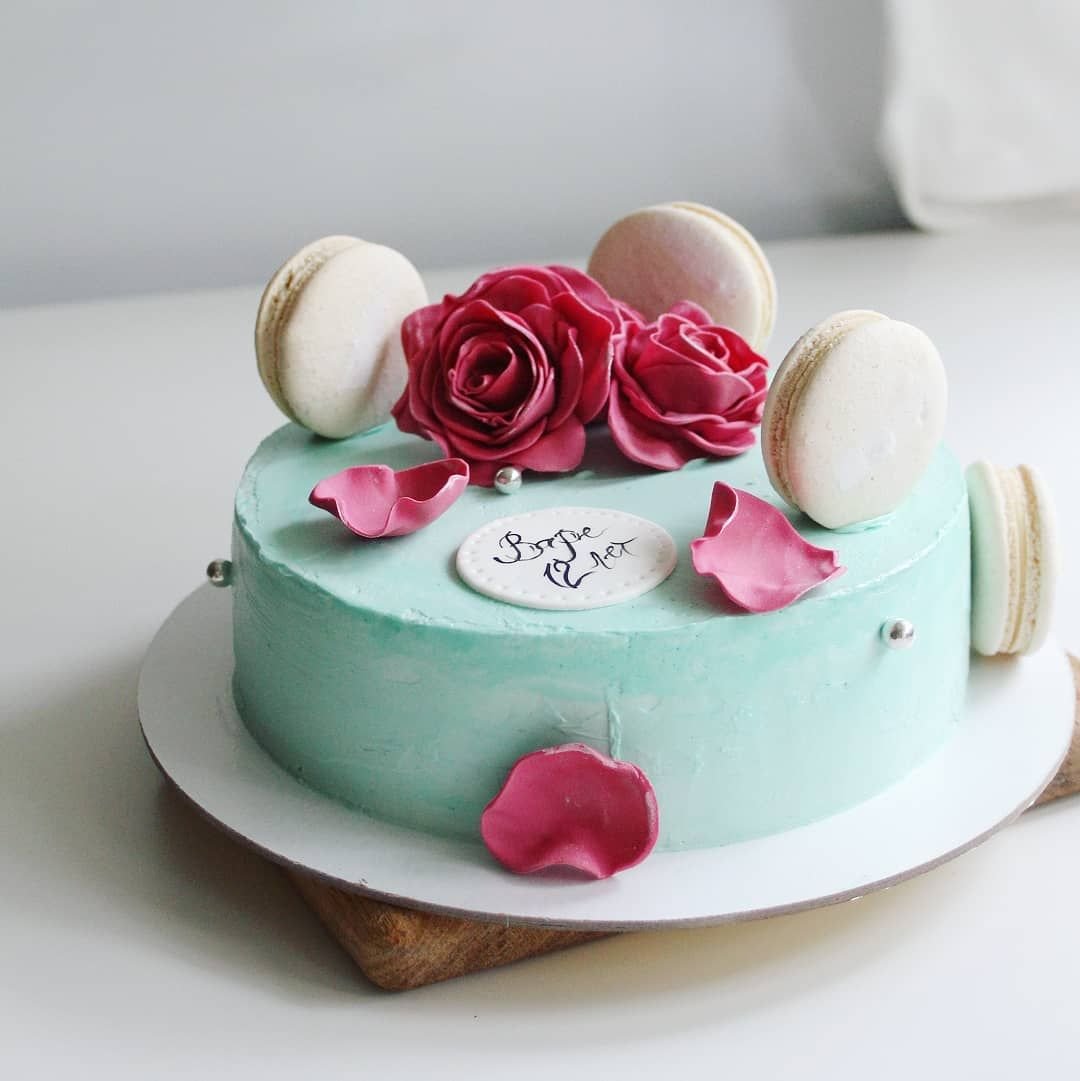 Торт на день рождения девушке 20 лет. Торт для девушки. Стильный торт для девушки. Торт для девушки оригинальный.