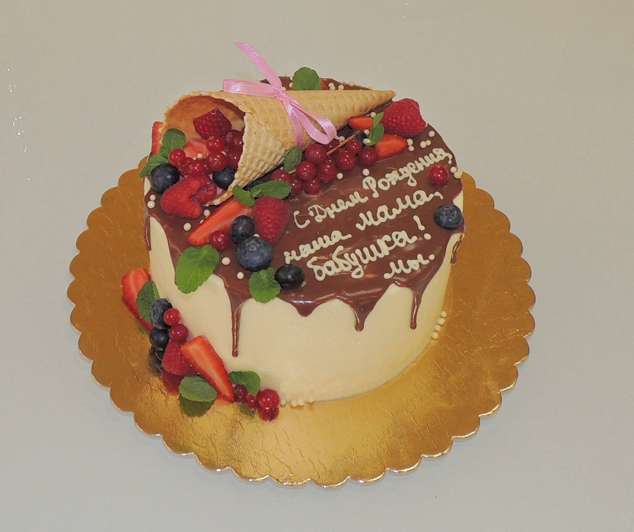 Надпись на торт женщине 45. Торт для мамы. Торт для бабушки. Торт на др маме и бабушке. Декор торта для бабушки.