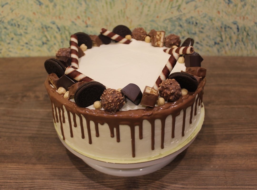 Украшение торта конфетами и печеньем