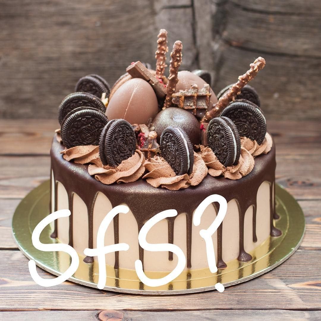 Шоколадный торт украшенный сладостями