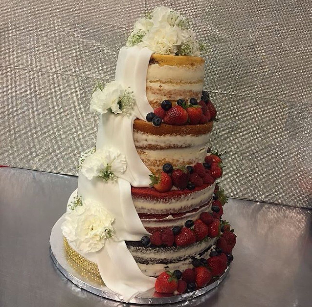 Трехярусный или трехъярусный. Свадебный торт многоярусный. Трехэтажный свадебный торт. Свадебный торт трехъярусный. Свадебный трех ярусный торт.