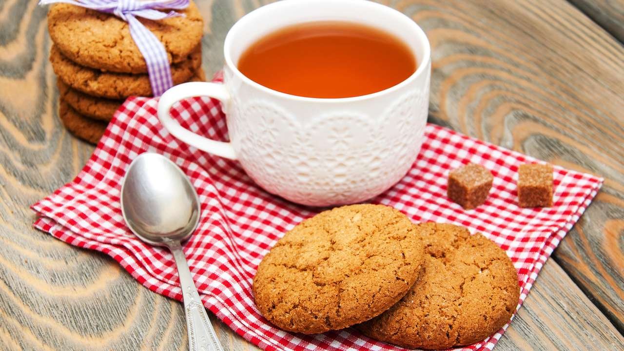 Чай пью с печеньем. Чай с печенькой. Чашка чая с печеньем. Печенье с чаем. Кружка чая с печеньем.