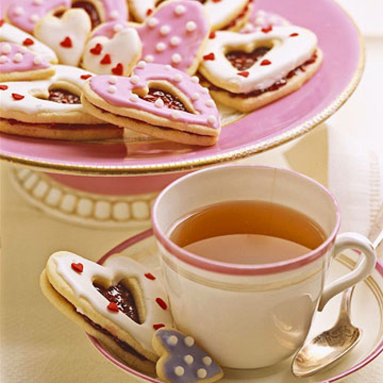 Чай пью с печеньем. Чай с печеньем. Чаепитие с печеньем. Вкусняшки к чаю. Чай со сладостями.