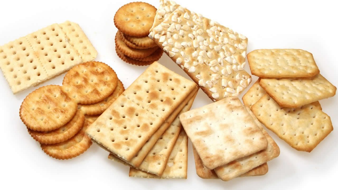 Что такое галеты. Крэкеры (Cracker). Krax крекеры. Сухое галетное печенье. Печенье на белом фоне.
