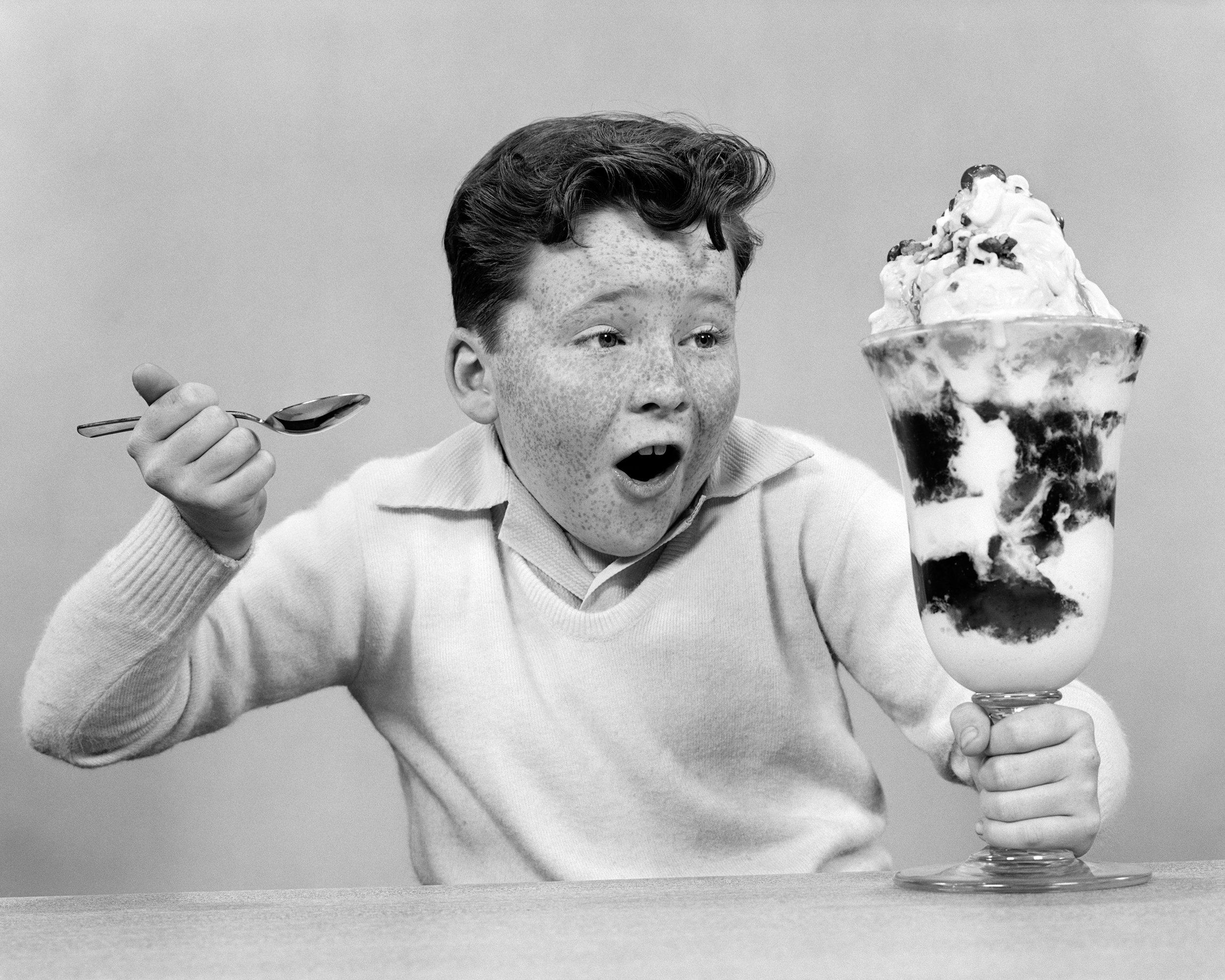 Вкусно ест мороженое. Ест мороженое. Человек ест мороженое. Ребенок с мороженым. Кушать мороженое.