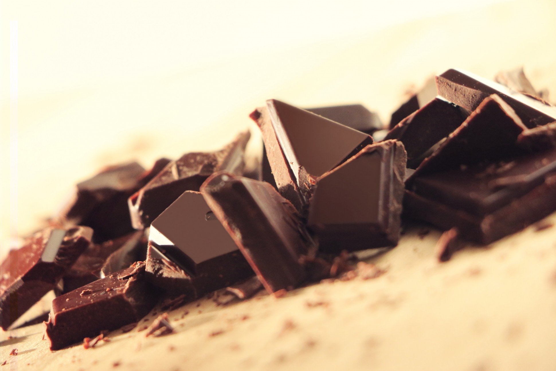 Дробленый шоколад. Кусок шоколада. Кусковой шоколад. Шоколадный фон. Плитка шоколада.