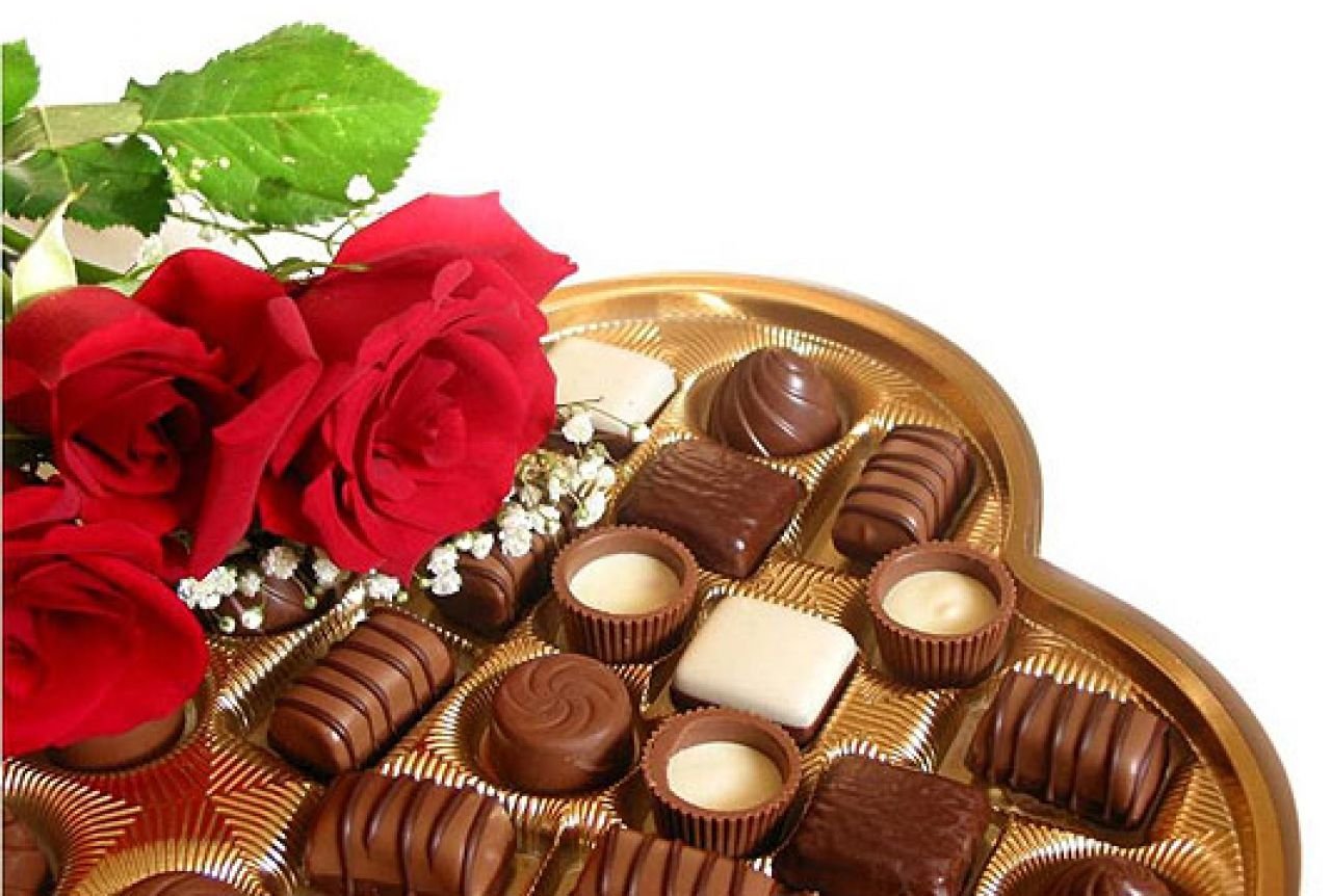 День конфет пожелания. Цветы с конфетами. Шоколадные конфеты и цветы. Конфеты шоколад. Конфеты с цветами.