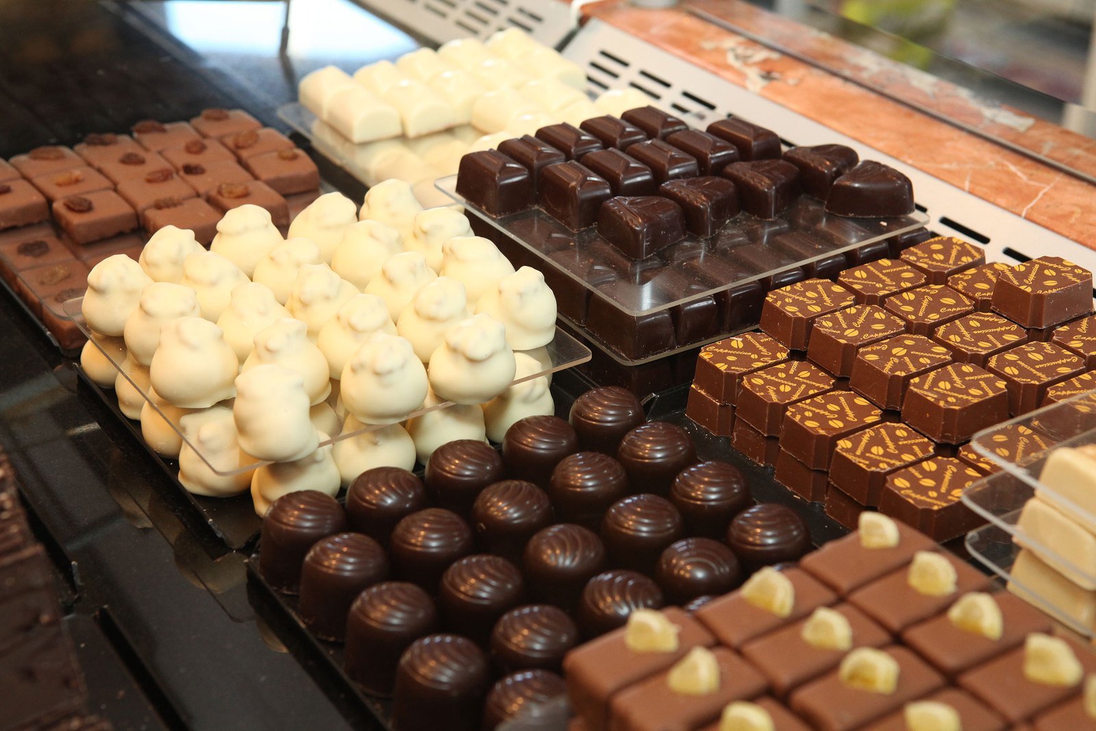 Шоколадный ассортимент. Шоколад пралине Бельгия. Пралине (бельгийский шоколад). Шоколадные пралине Бельгии. Бельгия пралине шоколад бельгийские вафли.