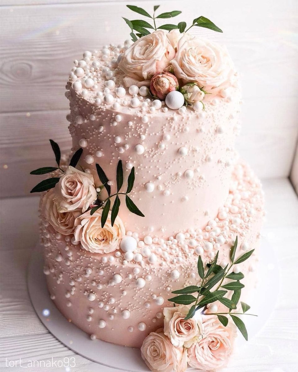 Двухъярусный торт с живыми цветами