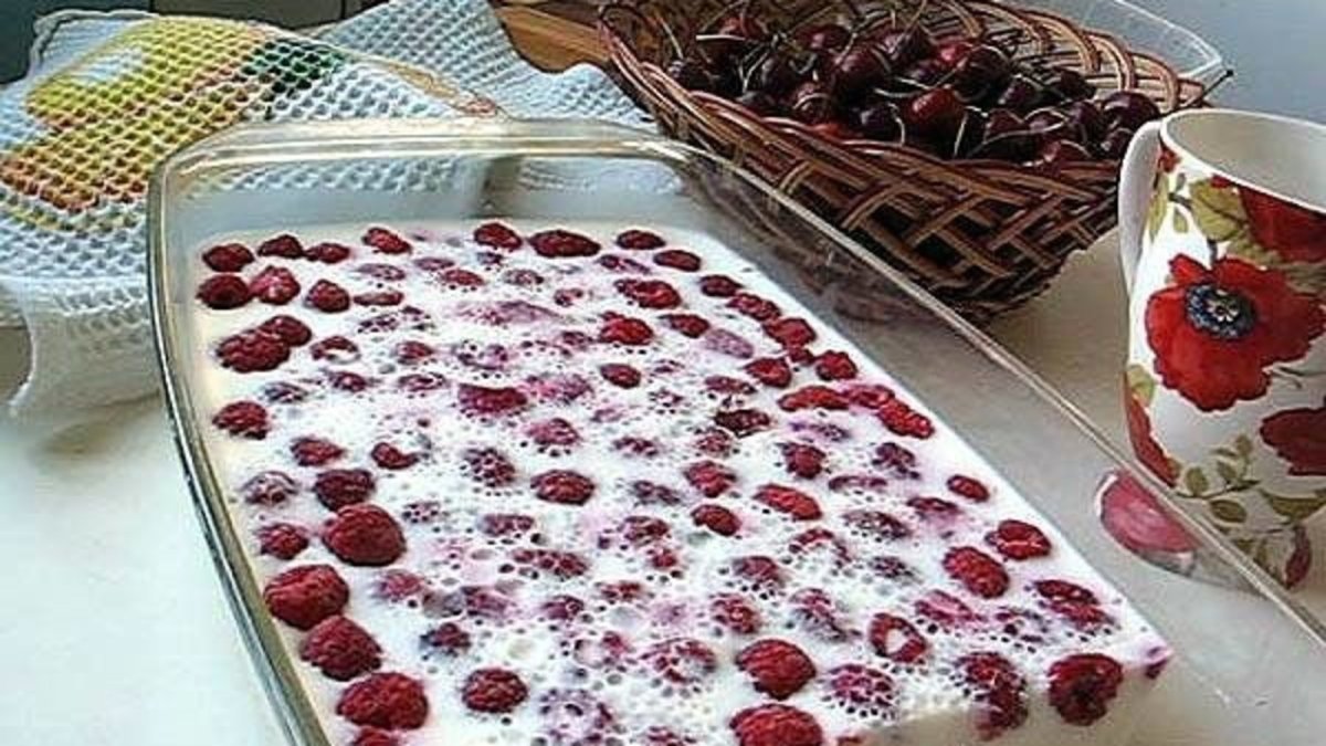 Сметанный десерт с ягодами