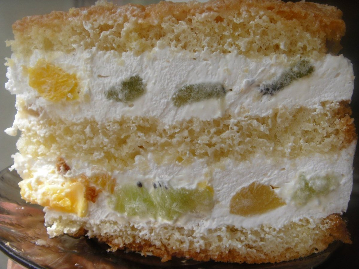 Торт бисквитный с йогуртовым кремом