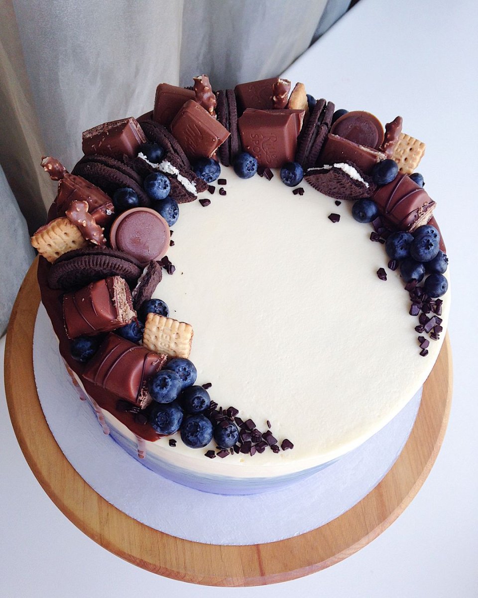 Декор торта сладостями