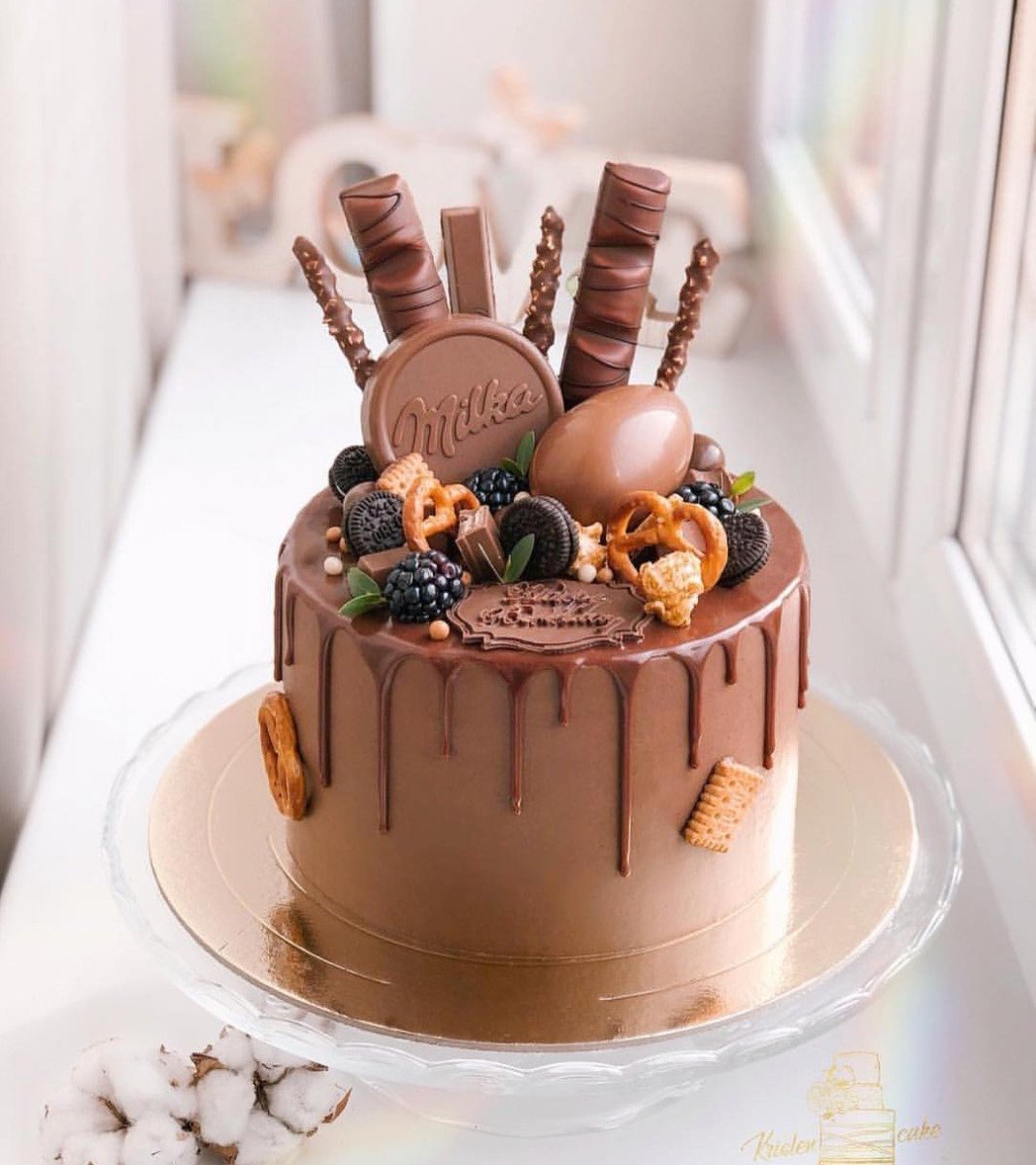 Украшение торта сладостями