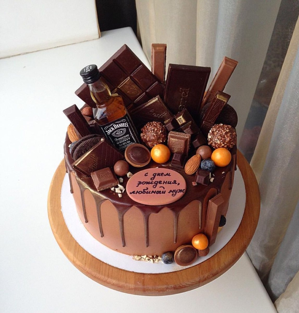 Торт с конфетами и шоколадками