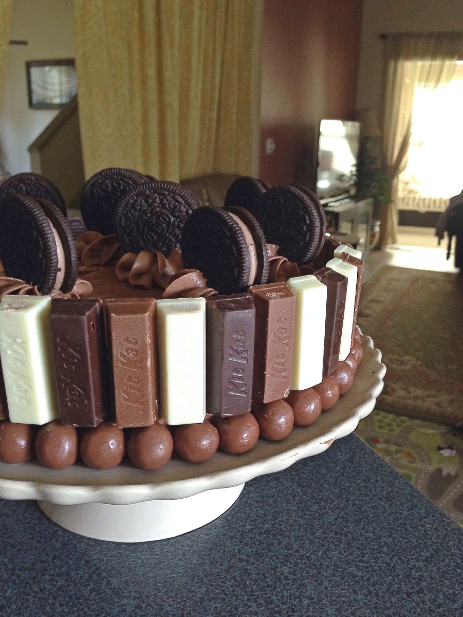 Украшение торта с Орео и кит кат