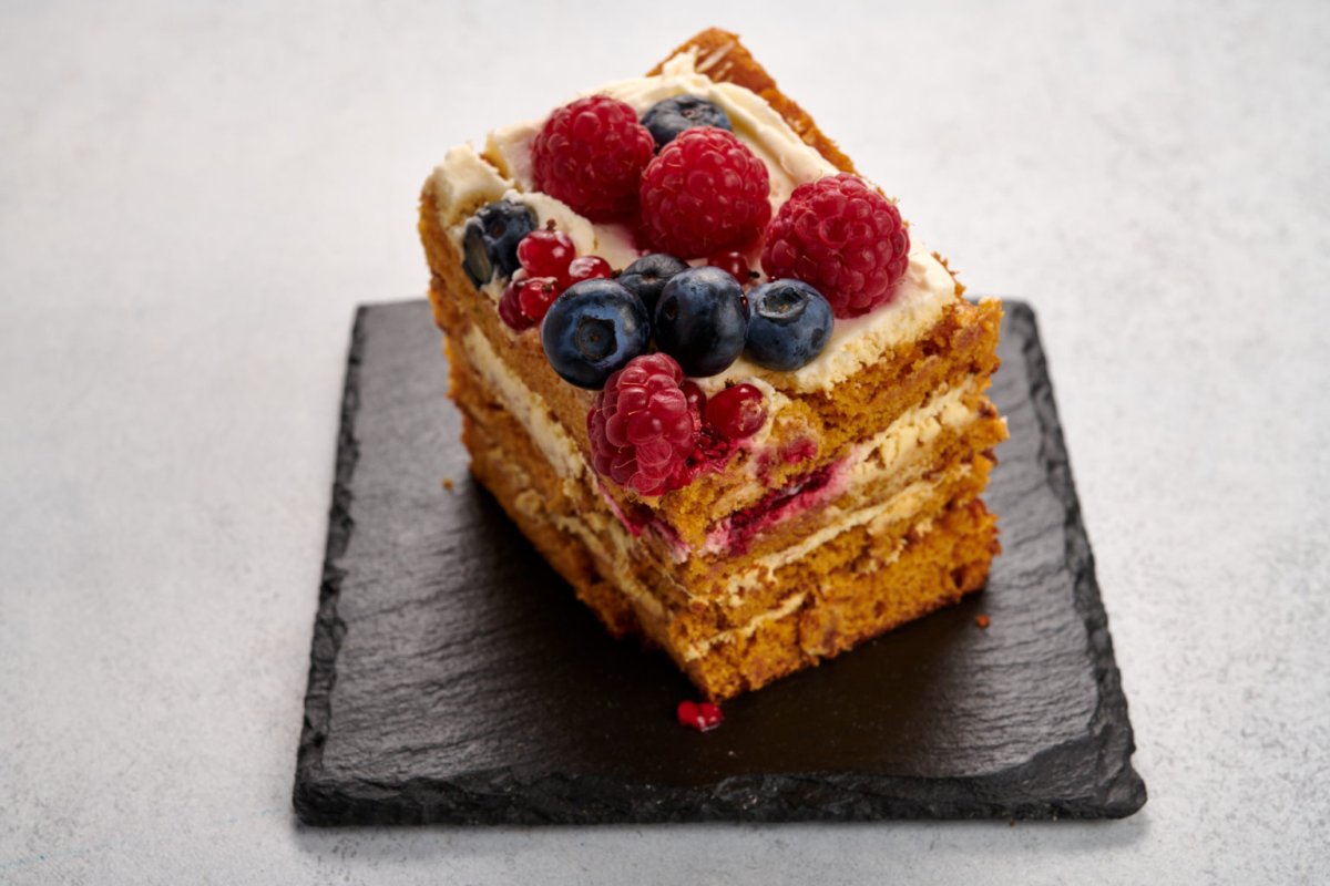 Медовик с малиновым конфи