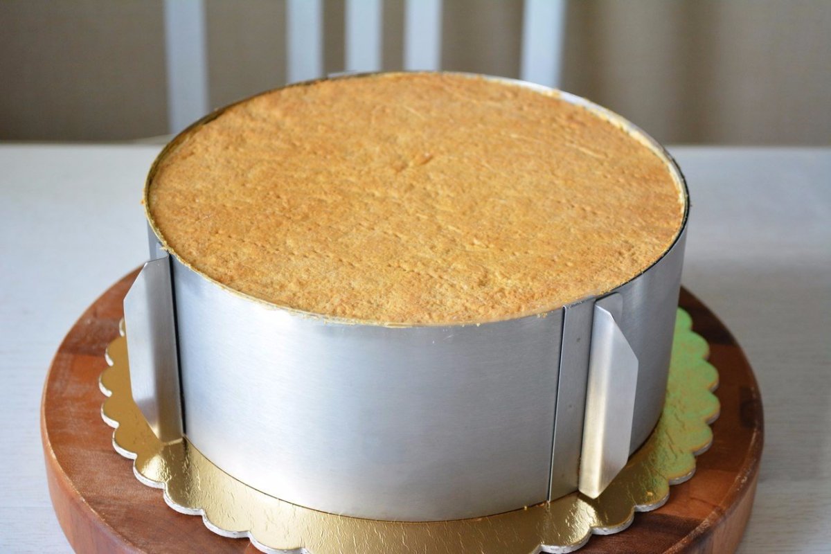 Выровнять медовый торт кремом