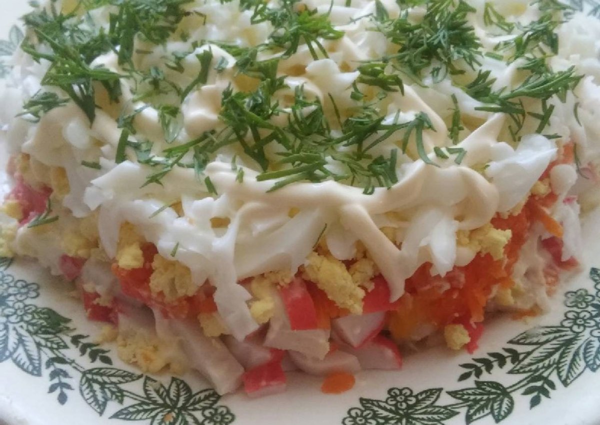 Слоеный салат с крабовыми палочками и помидорами