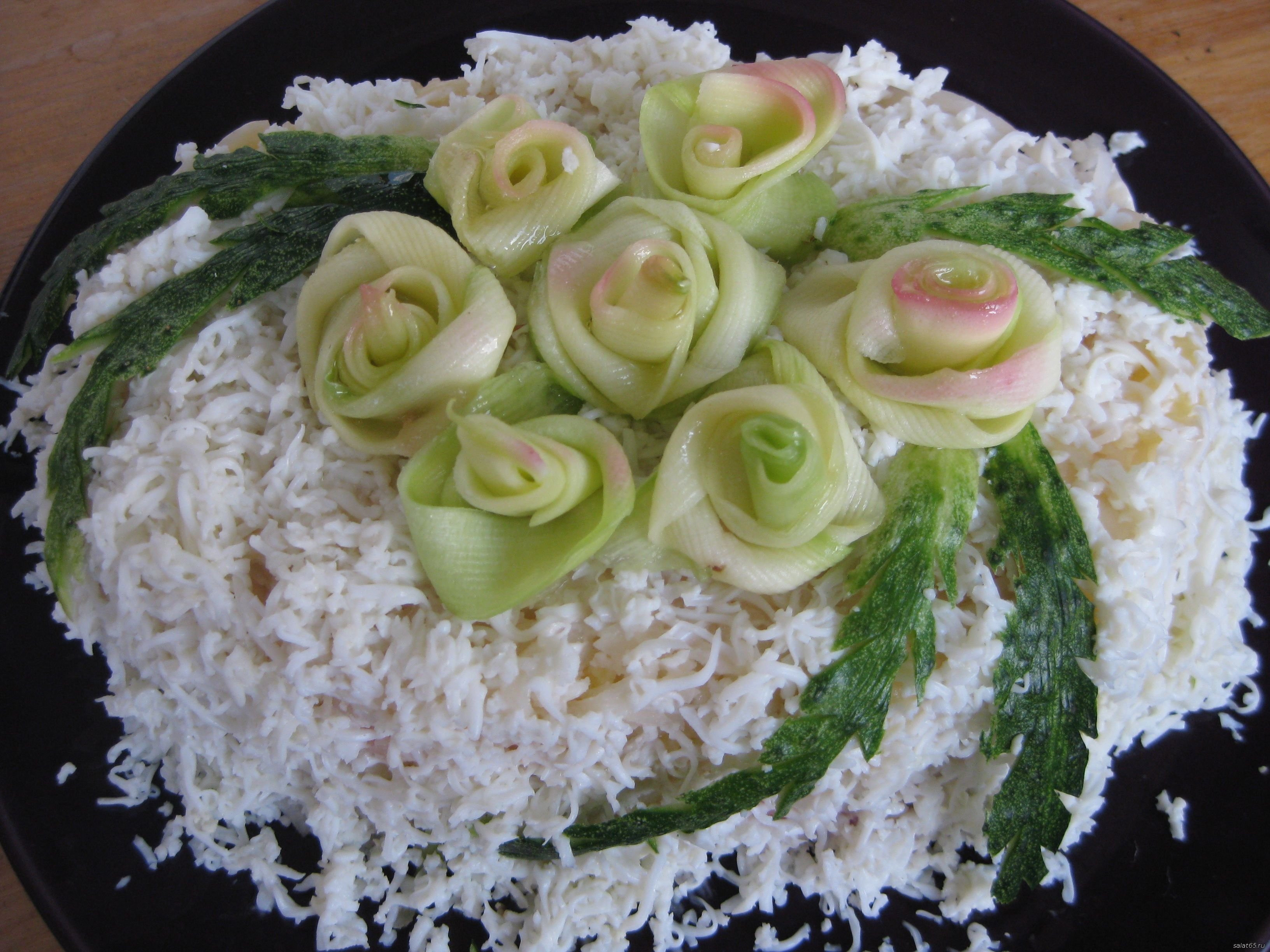 Салат невеста рецепт с копченой. Салат невеста с плавленным. Необычное украшение салатов. Украшение свадебных салатов. Украсить салат зеленью.