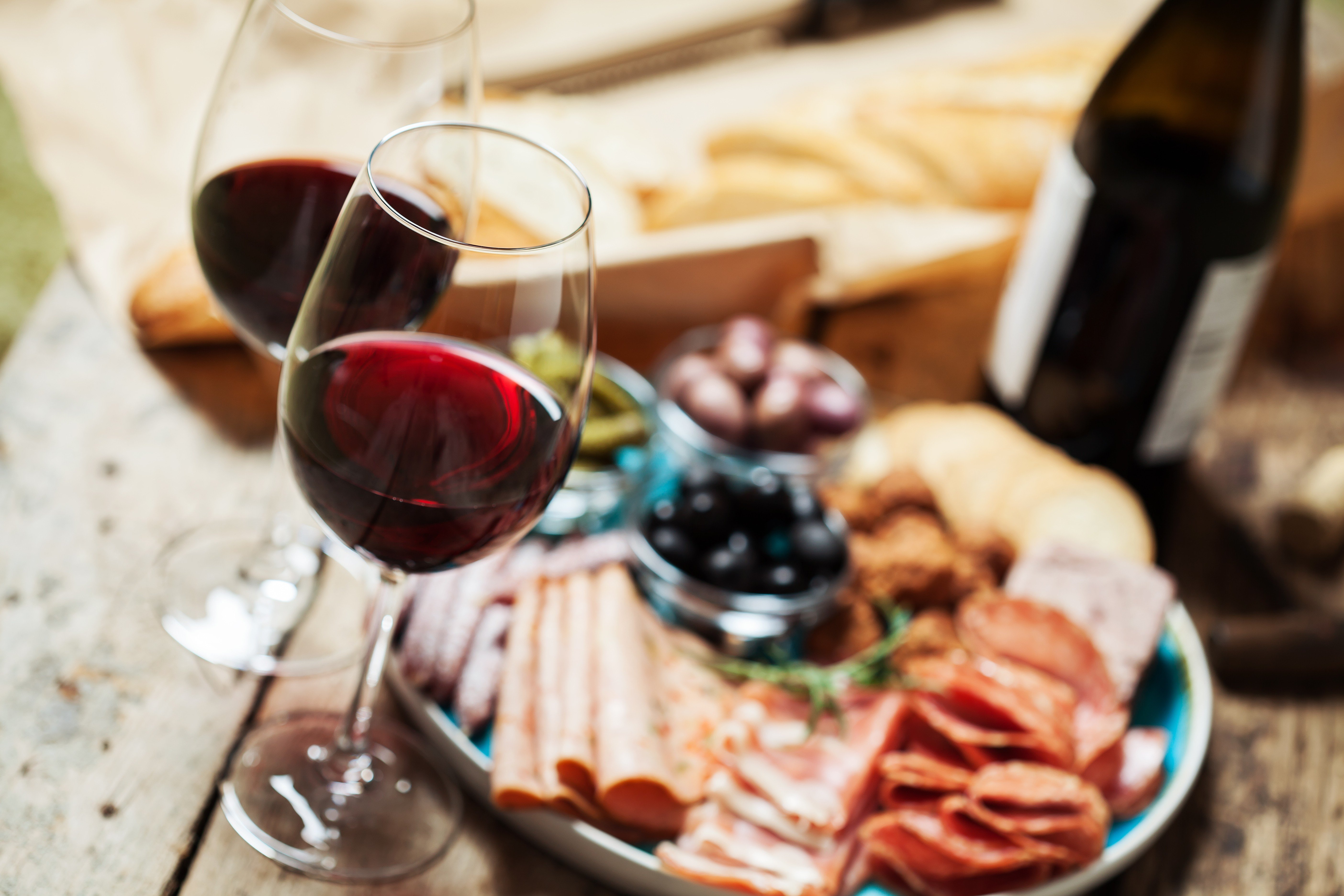 Вино гастробар. Вино. Красное вино. Ужин с вином. Стол с вином и закусками.