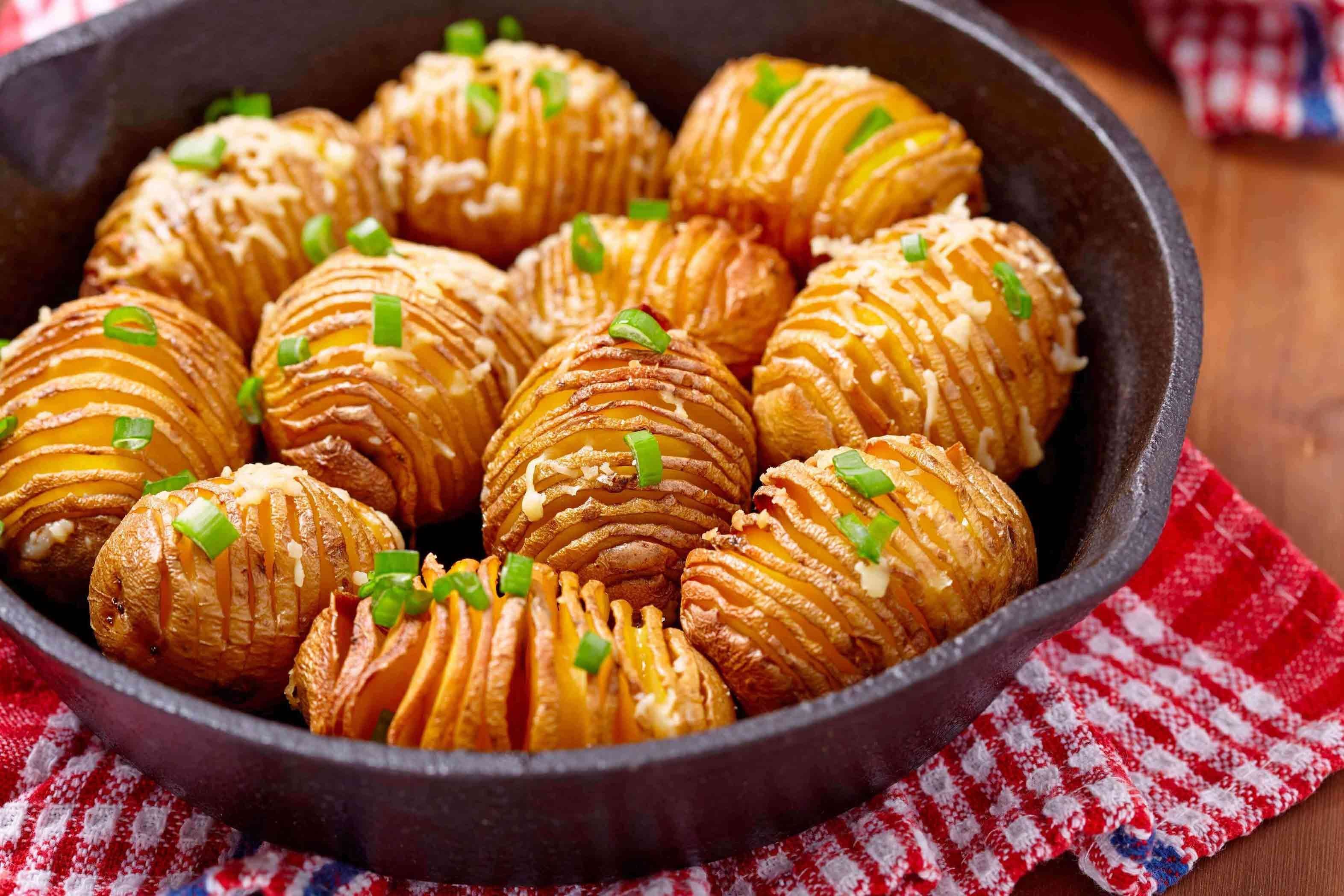 Картофельные блюда рецепты. Блюда из картофеля. Гарнир на праздничный стол. Картофель на праздничный стол. Праздничный гарнир из картофеля.