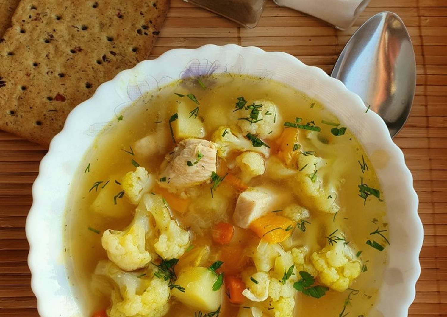 Рецепт куриного супа с капустой. Суп с капустой. Суп с цветной капустой. Суп с курицей и цветной капустой. Куриный суп с цветной капустой.