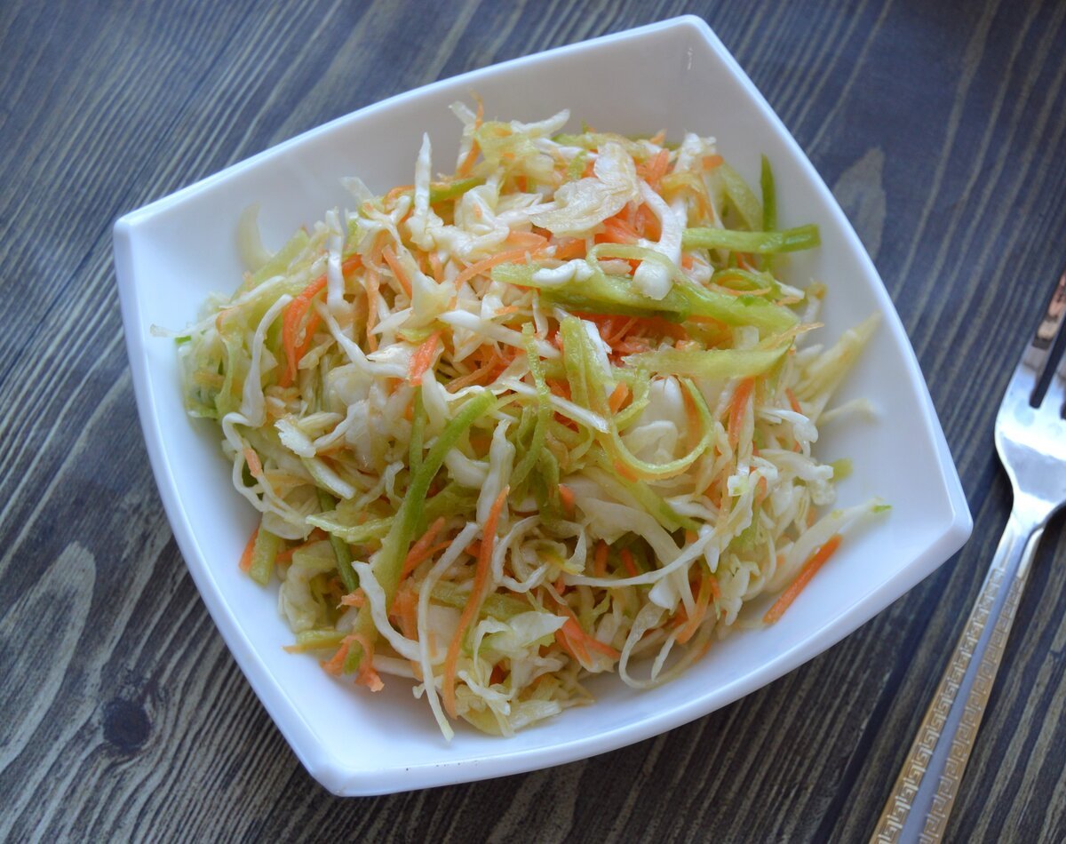 Витаминный салат с уксусом рецепт. Салат из капусты. Салат витаминный. Салат из редьки. Салат из редьки и моркови.