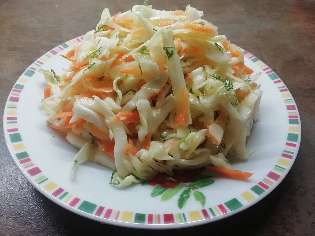 Из свежей капусты что можно. Салат с капустой кольраби. Витаминный (капуста, перец, огурец, морковь) 100г - 35р. Витаминный салат с капустой и морковью. Салат витаминный с яблоками и капустой.