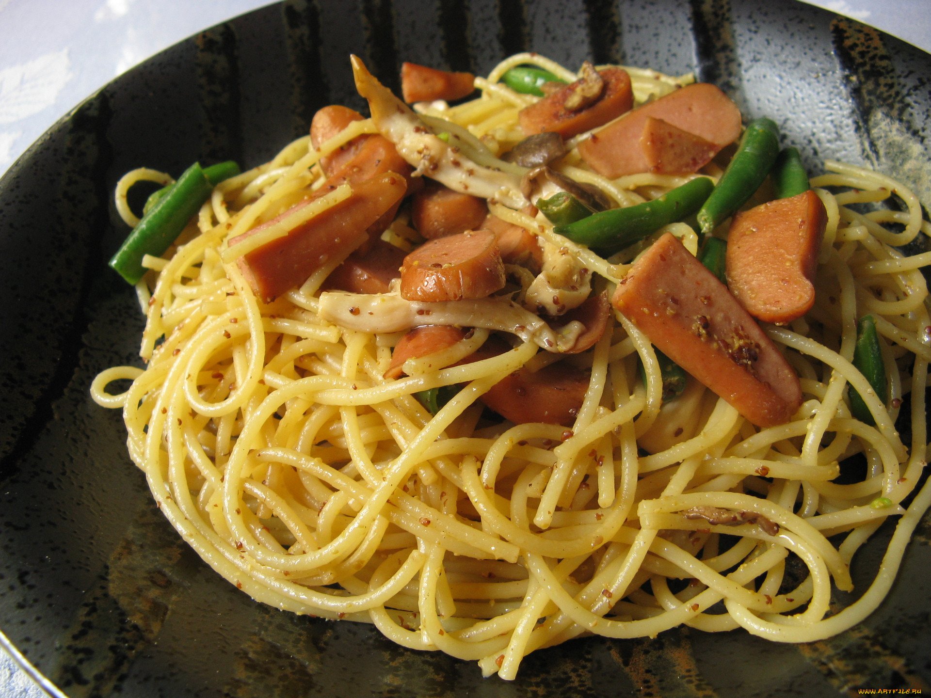 Итальянские макаронные блюда. Блюда с макаронами. Блюдо с плоскими макаронами. Спагетти креативные блюда. Макароны спагетти плоские.