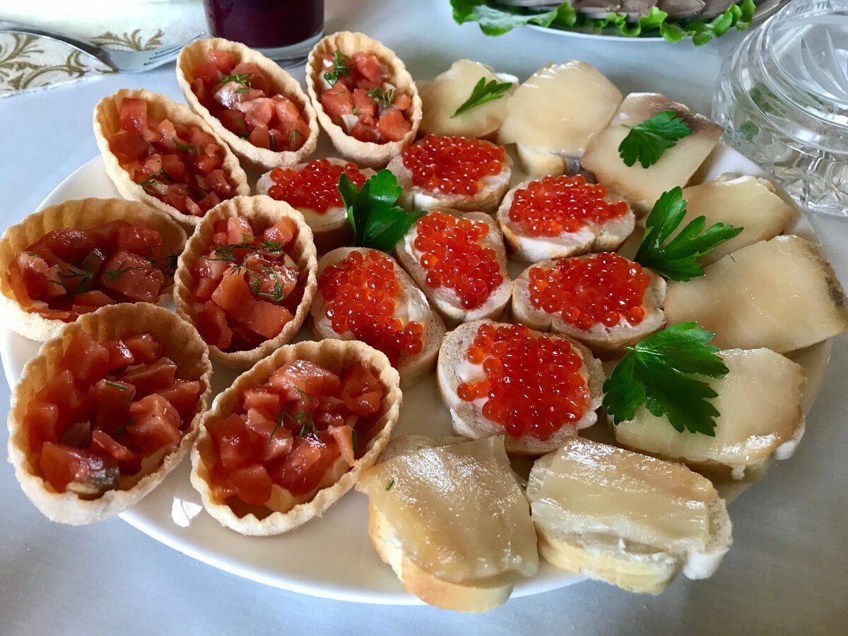 Бутеры с авокадо и красной икрой