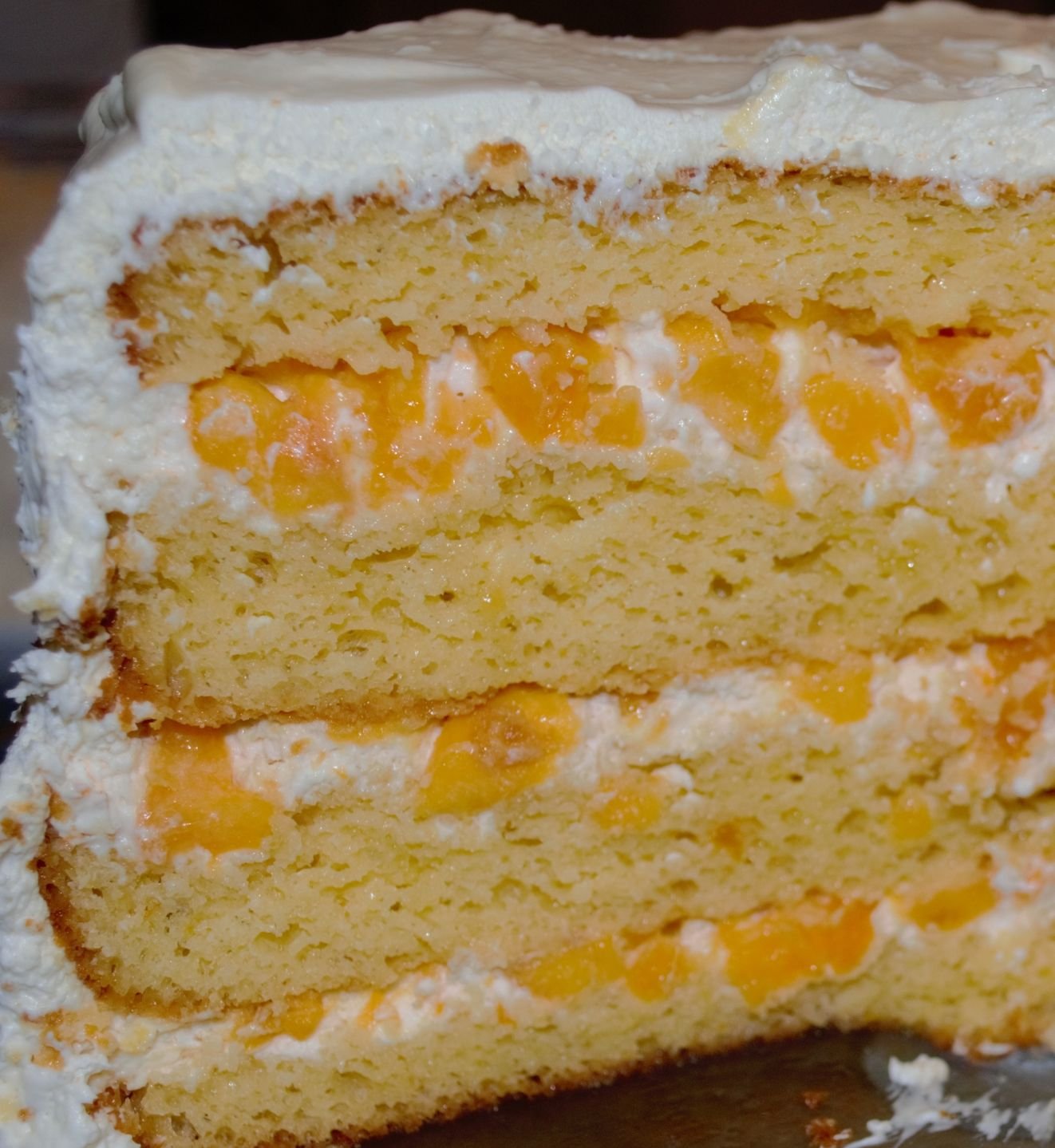 Бисквитный торт с персиками и кремом чиз