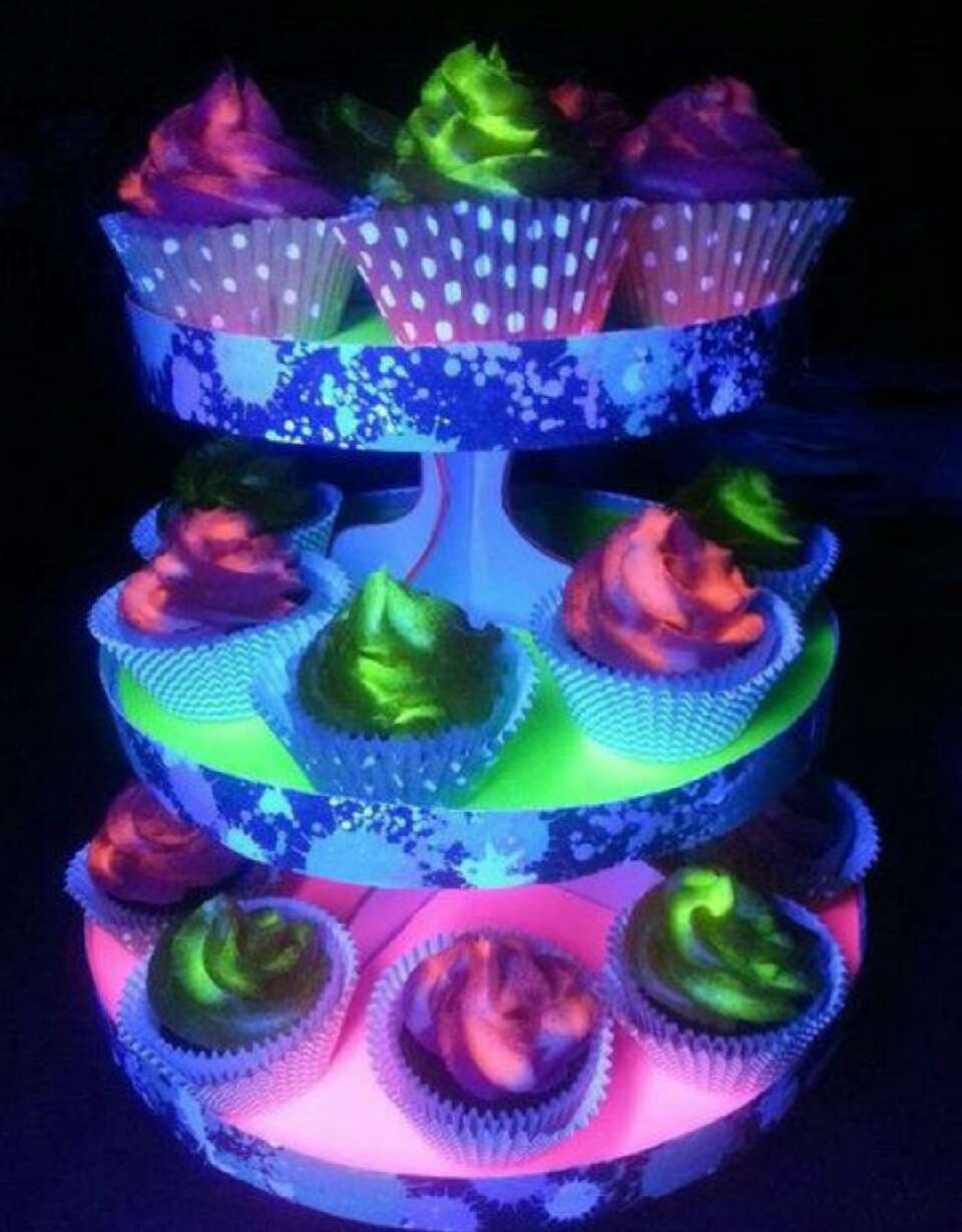 Неоновый торт. Торт светящейся. Торт с подсветкой детский. Торт на неоновую вечеринку.