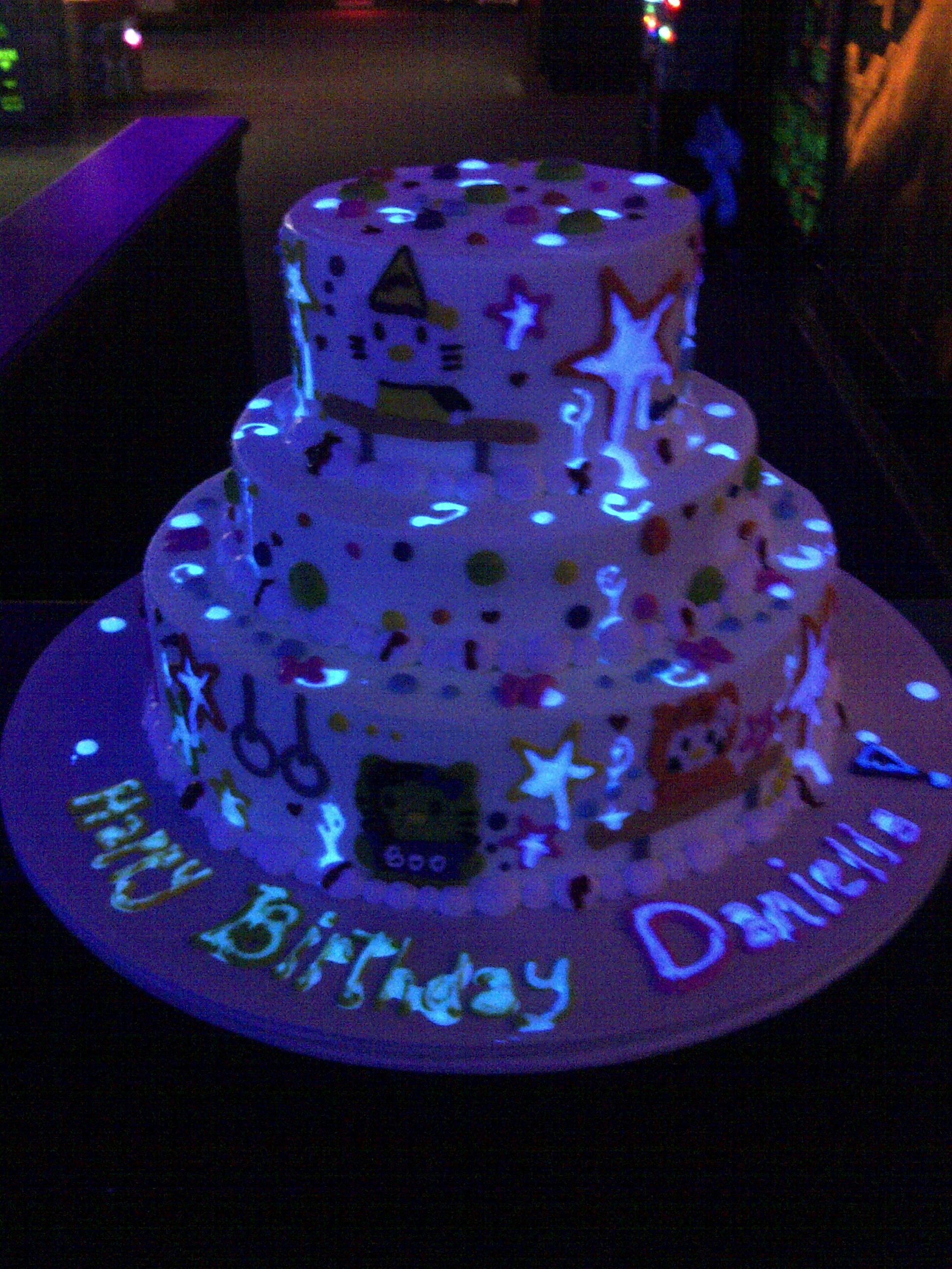 Купить торт ночью. Торт со светодиодами. Светящиеся торты. Торт с подсветкой. Торт на неоновую вечеринку.