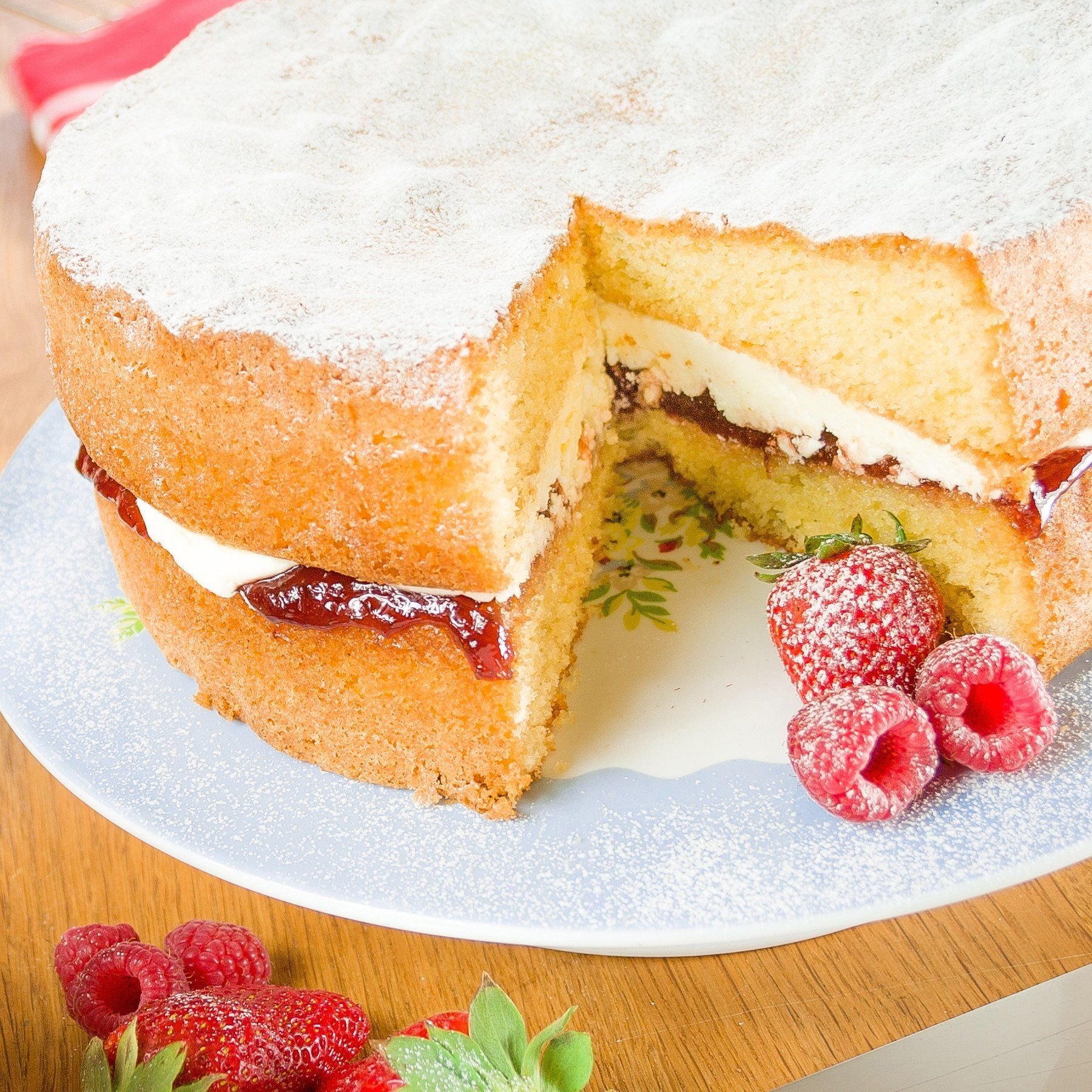 Рецепт нежного бисквита. Victoria Sponge Cake. Бисквитный торт. Бисквит Sponge Cake. Торт из бисквитного теста.