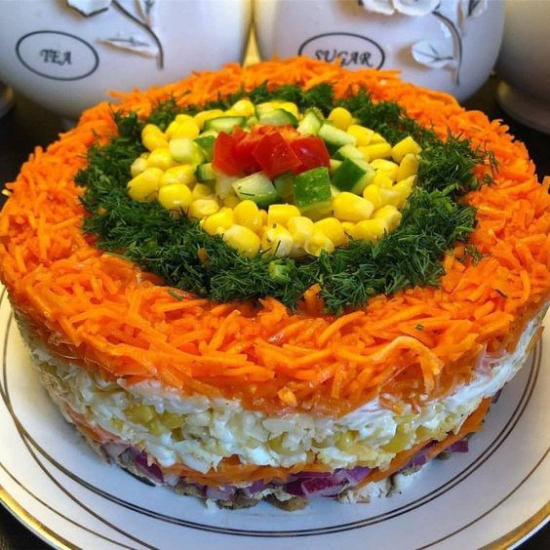 Украшение новогодних салатов