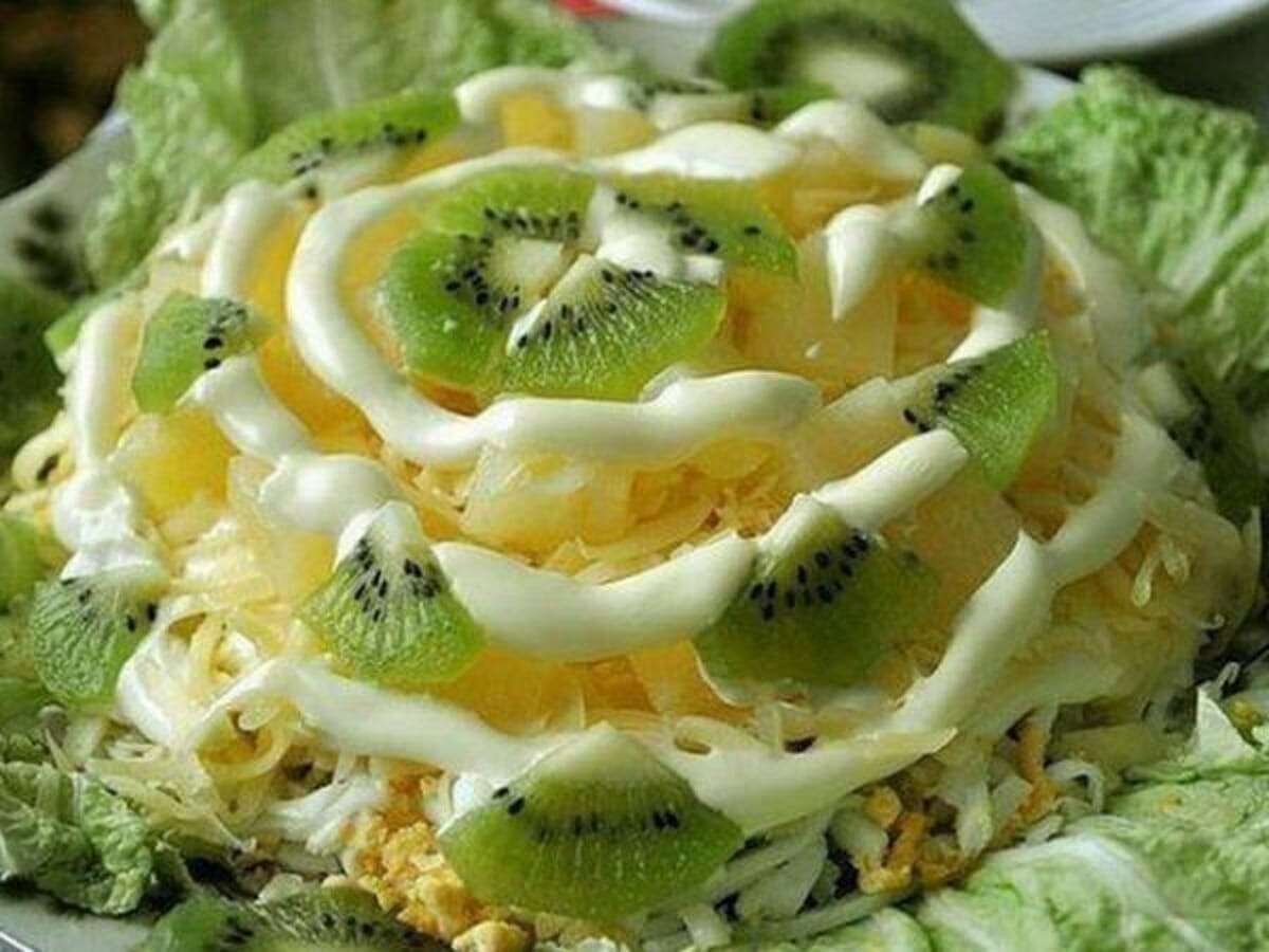 Салат с киви и курицей слоями