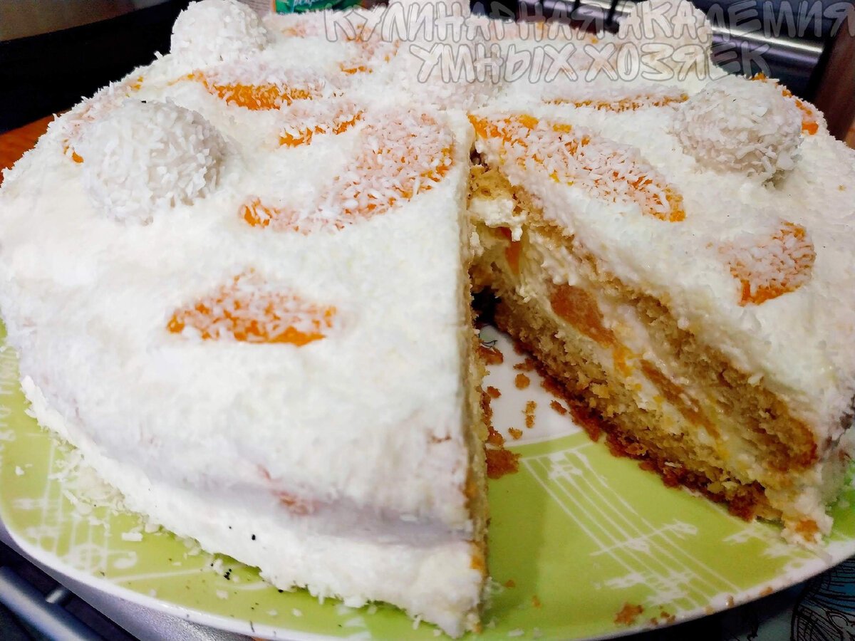 Украсить чизкейк клубникой и Рафаэлло