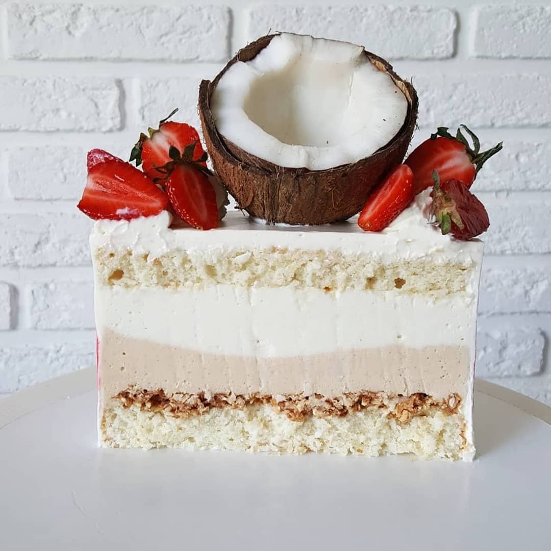 Торт с ягодным декором