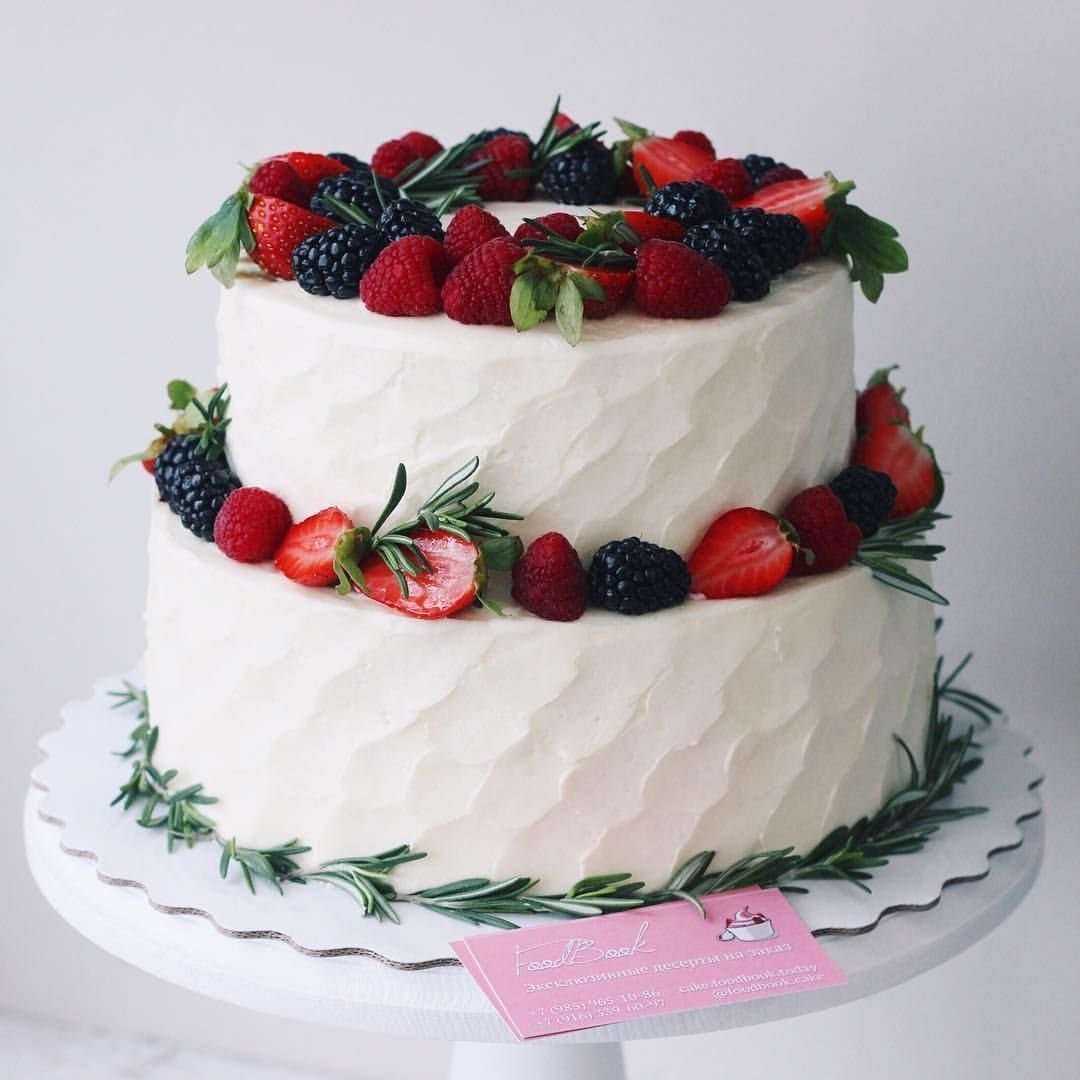 Одноярусный свадебный торт с ягодами