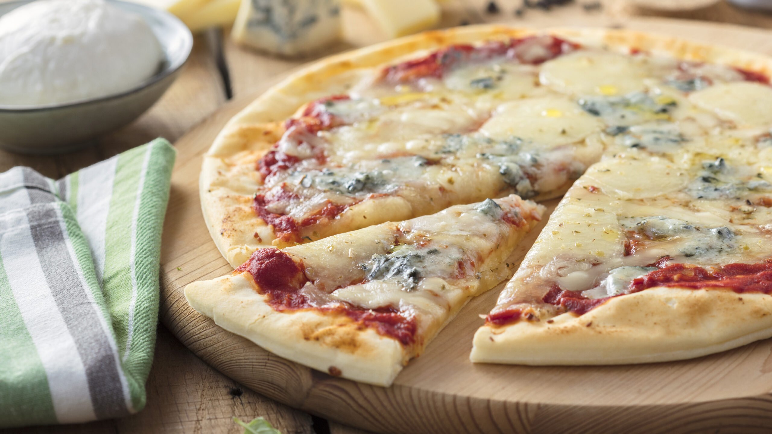 Рецепт творожной пиццы. Пицца кватро Формаджи. Пицца с сыром. Сырный бортик в пицце. Пицца с сыром Фета.