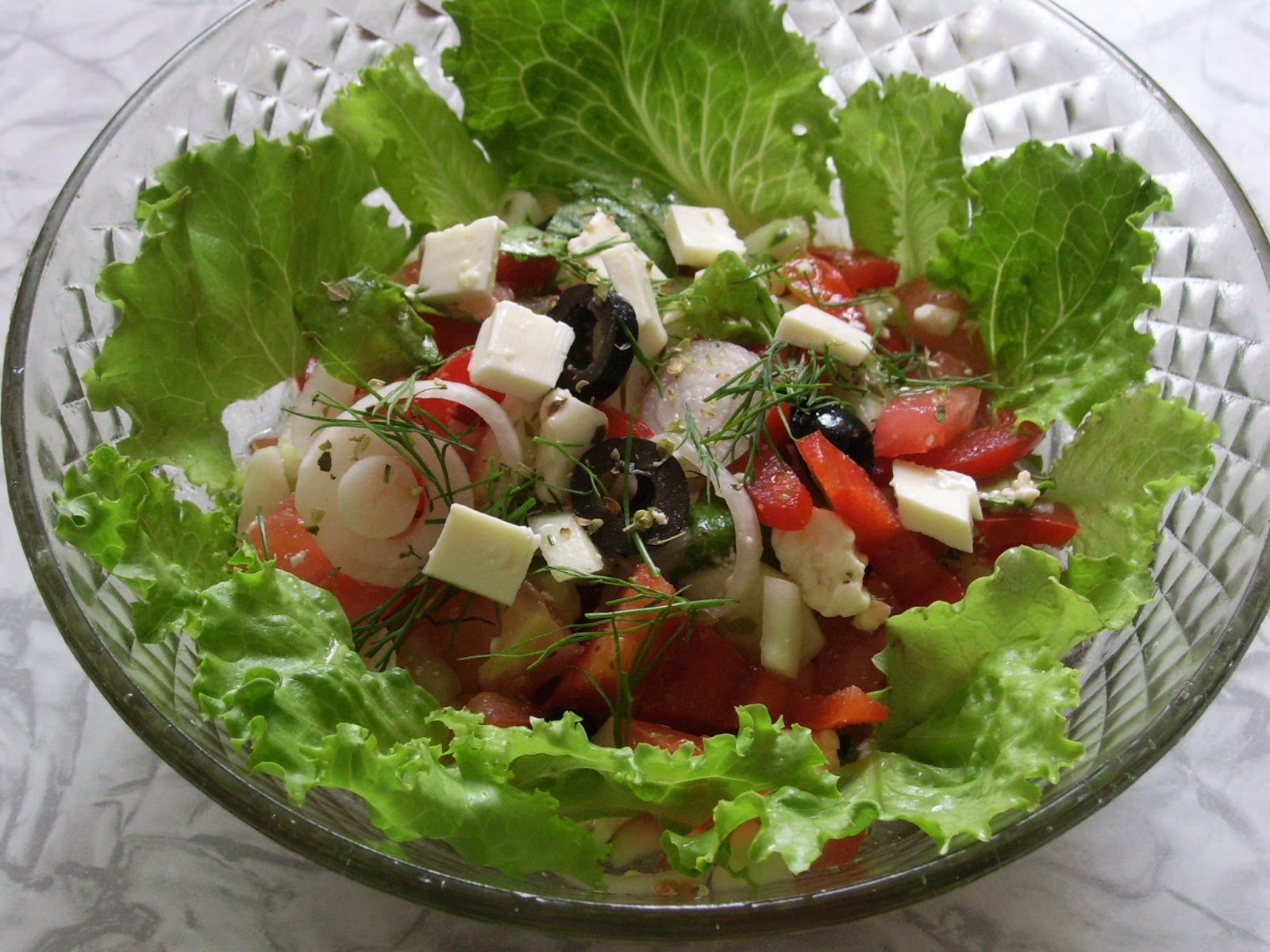 Раскладка салатов. Салат. Греческий салат. Салат домашний. Салат с салатными листьями.